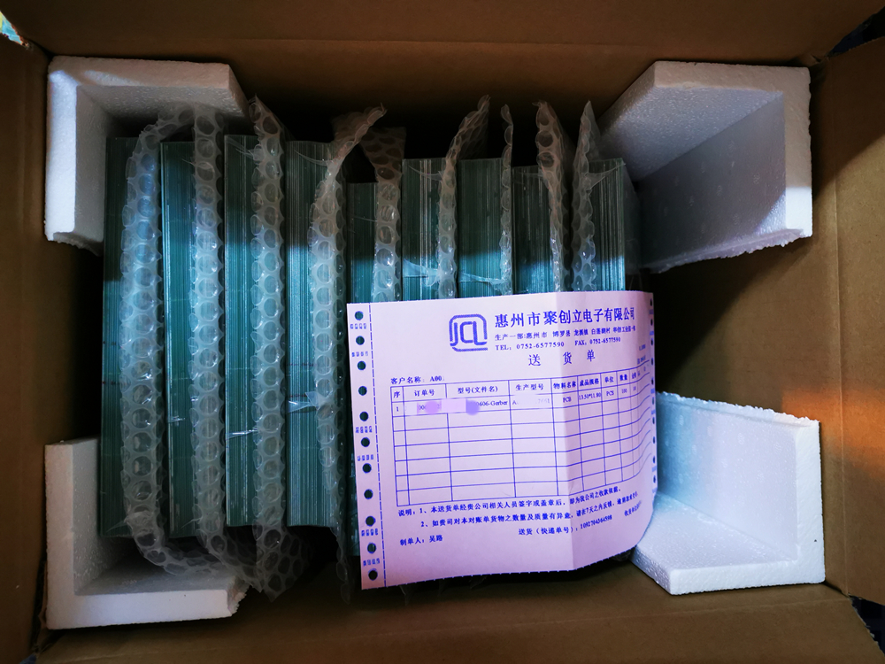 剛收到板子，開(kāi)箱驗(yàn)貨看包裝還是蠻用心的四個(gè)角還加了腳墊。